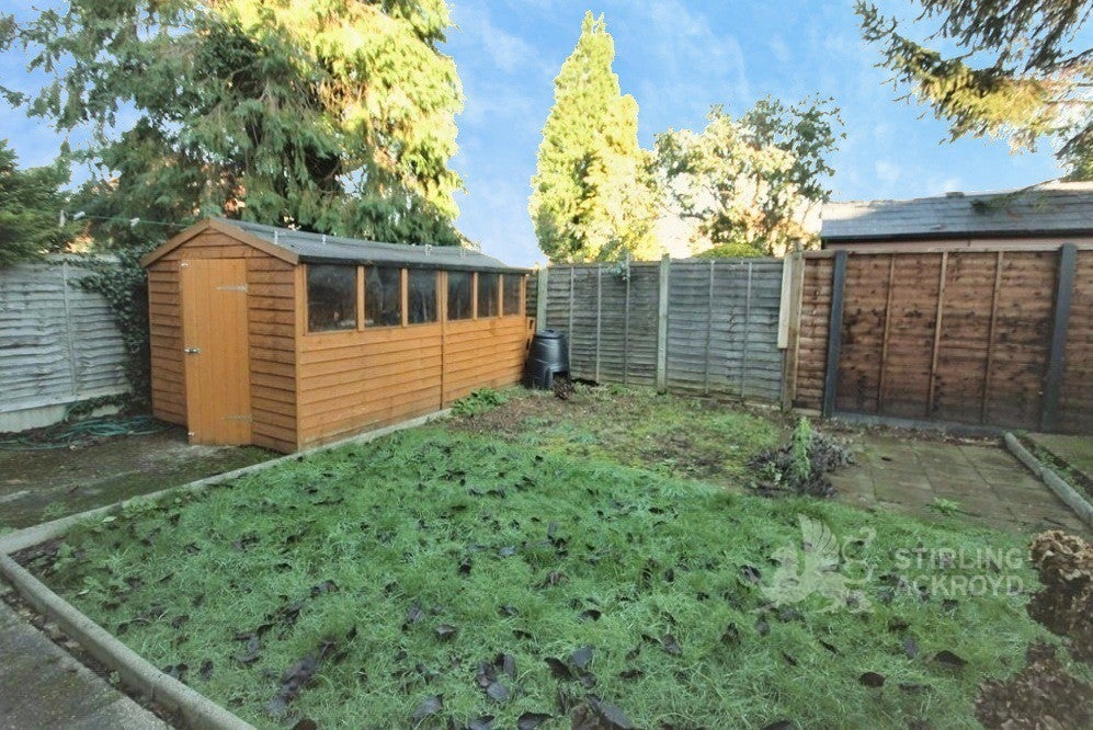 Flat King's Avenue in Sunbury-on-Thames
