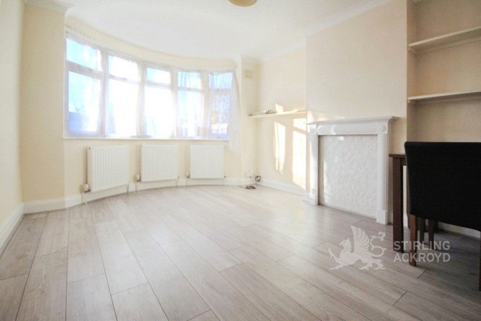 Flat King's Avenue in Sunbury-on-Thames