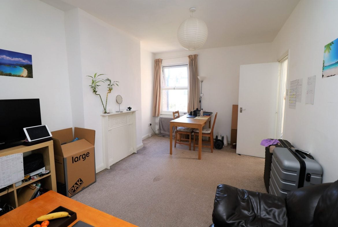 Flat Oakley Gardens in Greater London