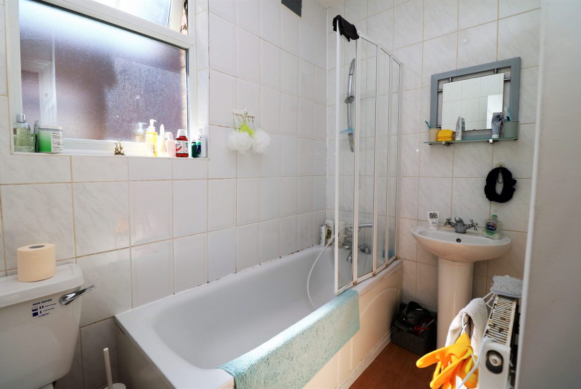 Flat Oakley Gardens in Greater London