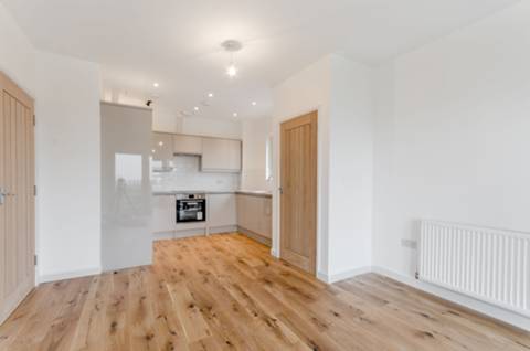 Flat Trenholme Close in London