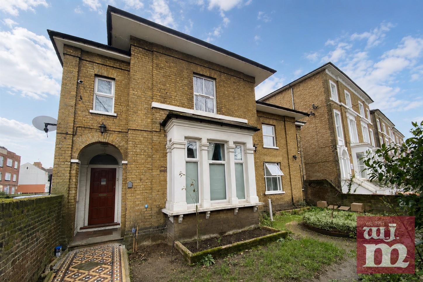 Flat Mile End Road in Greater London