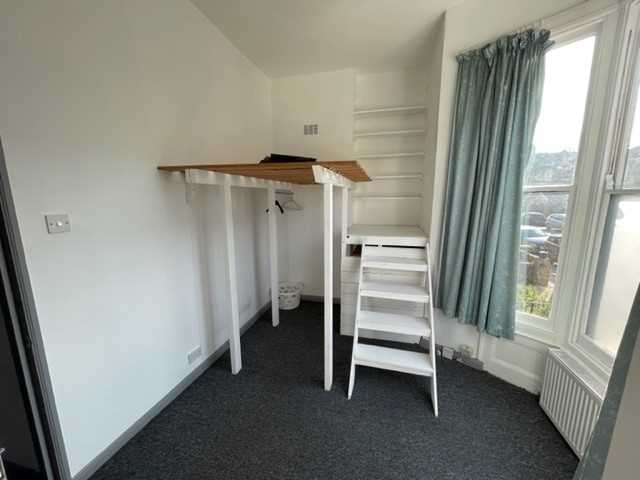 Flat Colvestone Crescent in Greater London