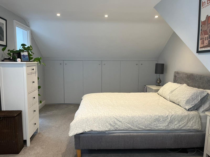 Room Harvist Road in Greater London