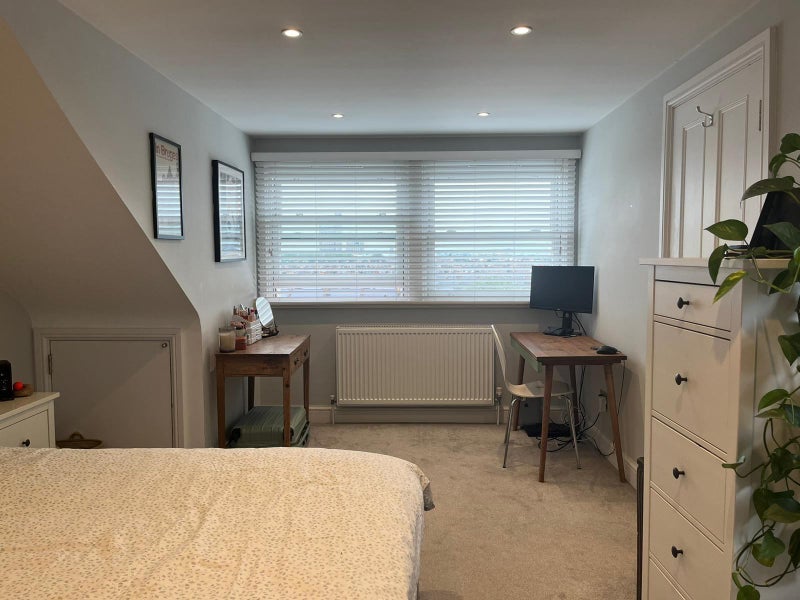 Room Harvist Road in Greater London