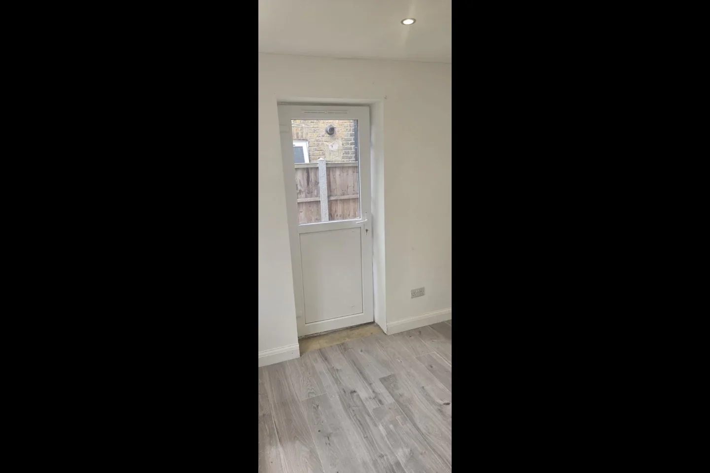 Flat Cann Hall Road in Greater London