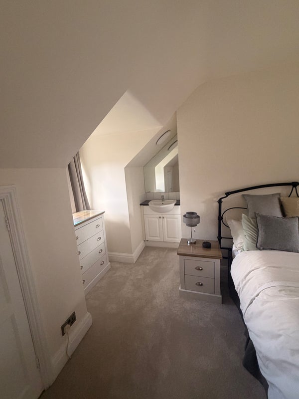 Room Coombe Lane in Greater London