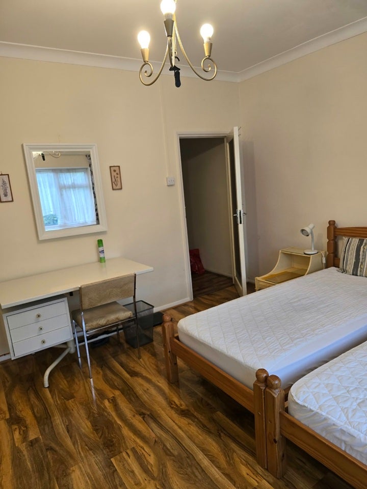 Room Forty Lane in Greater London