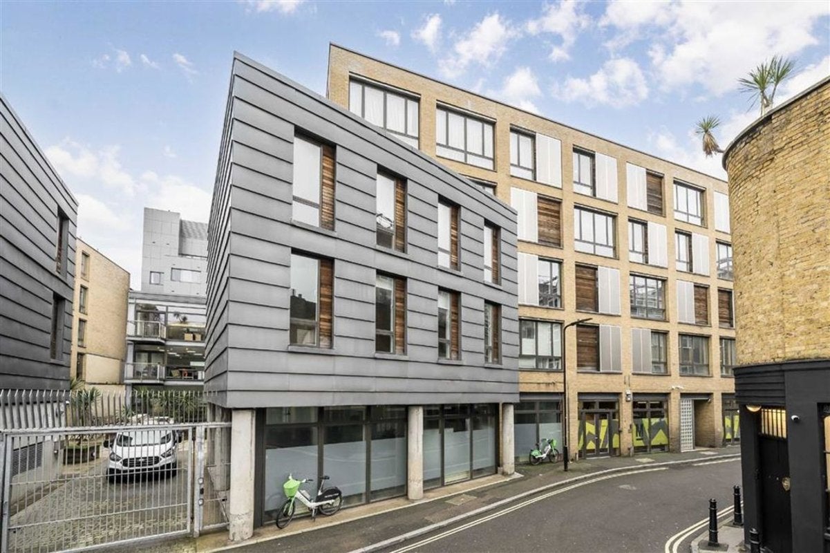 Flat Drysdale Street in Greater London
