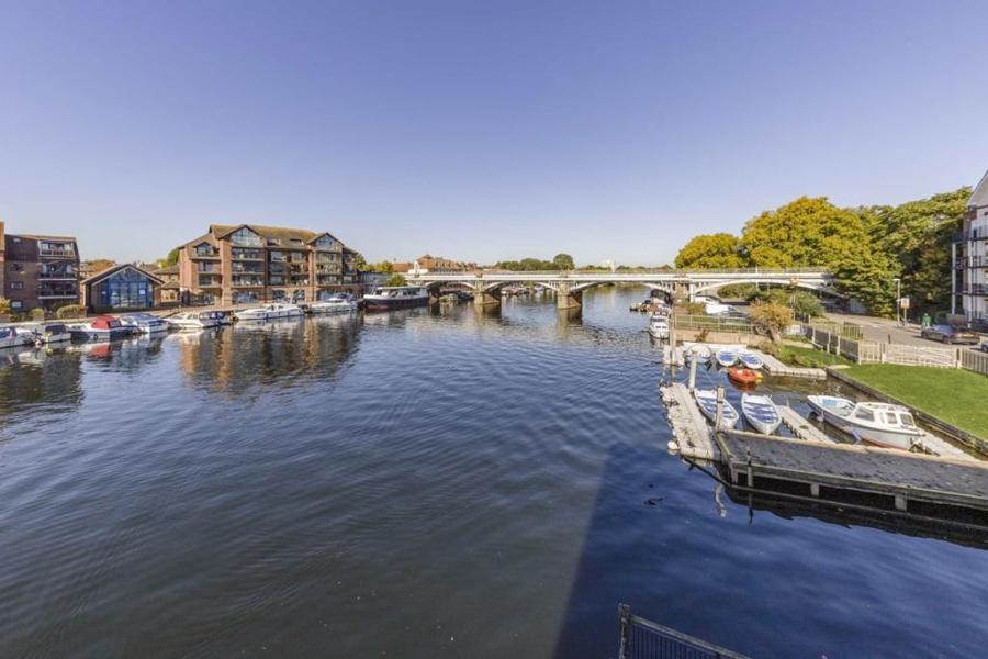 Flat Thames Side in Greater London