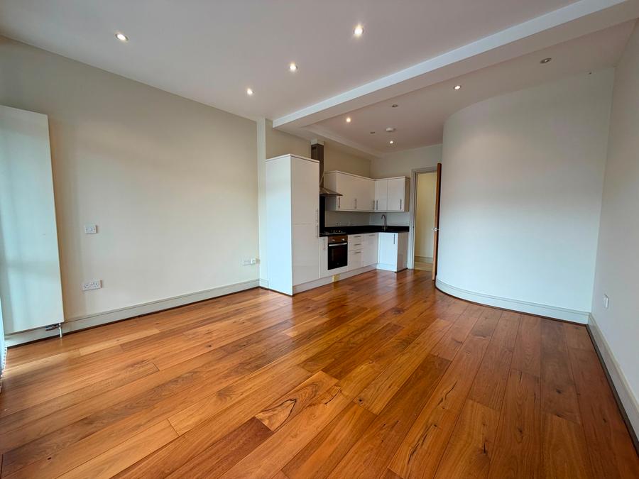 Flat Thames Side in Greater London