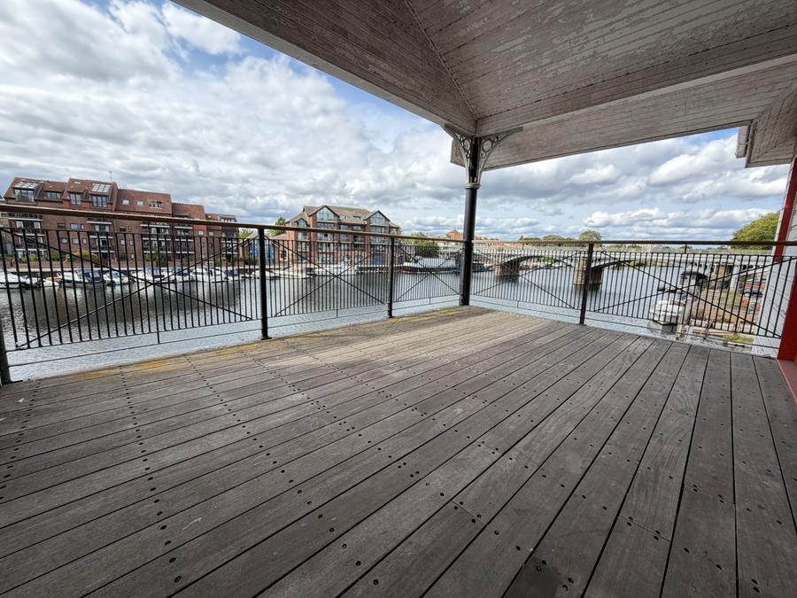 Flat Thames Side in Greater London
