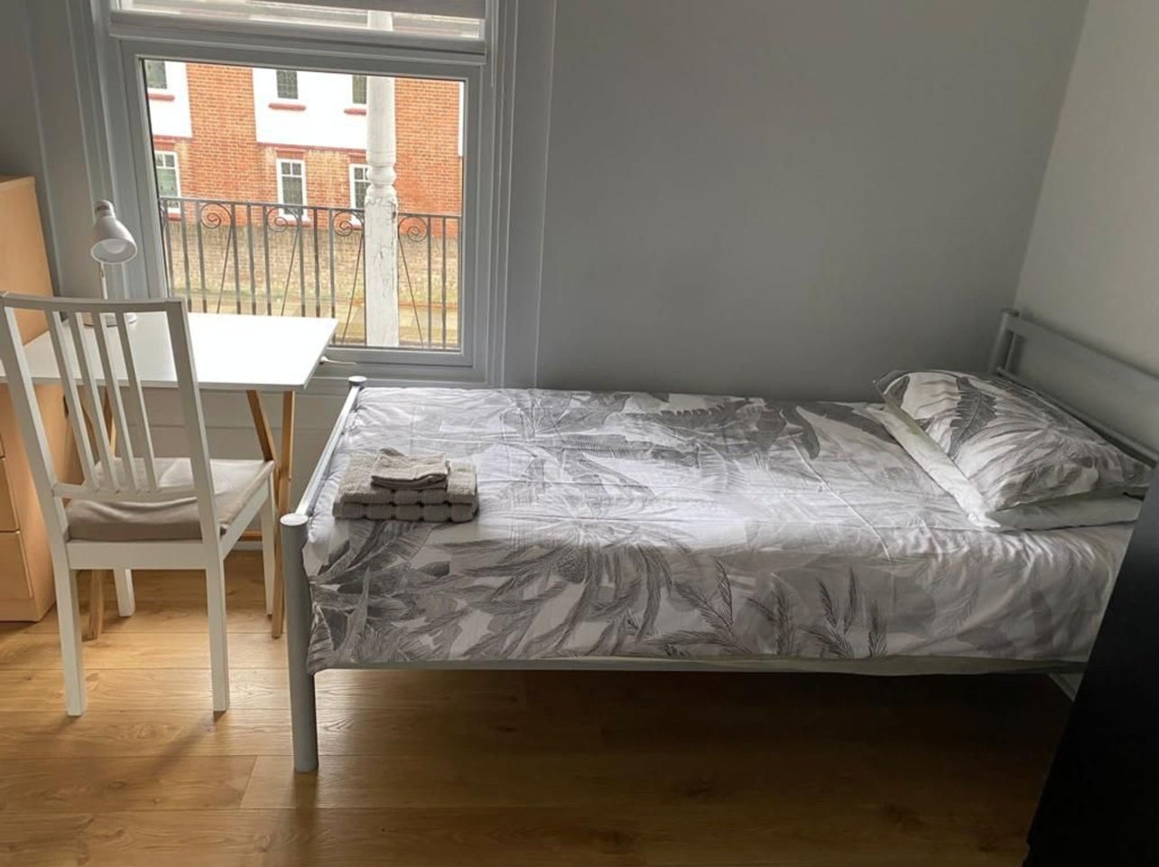 Flat Glendale Avenue in Greater London