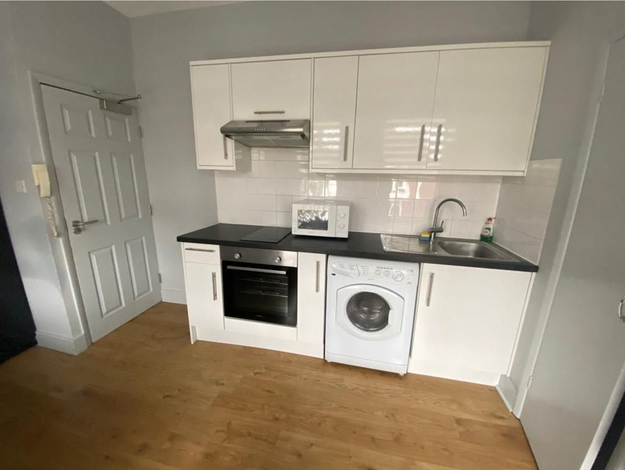 Flat Glendale Avenue in Greater London