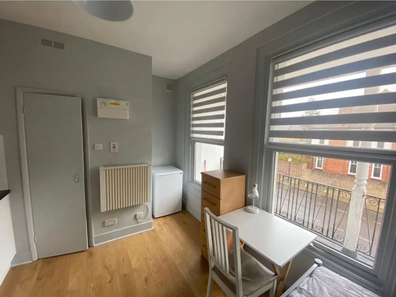 Flat Glendale Avenue in Greater London