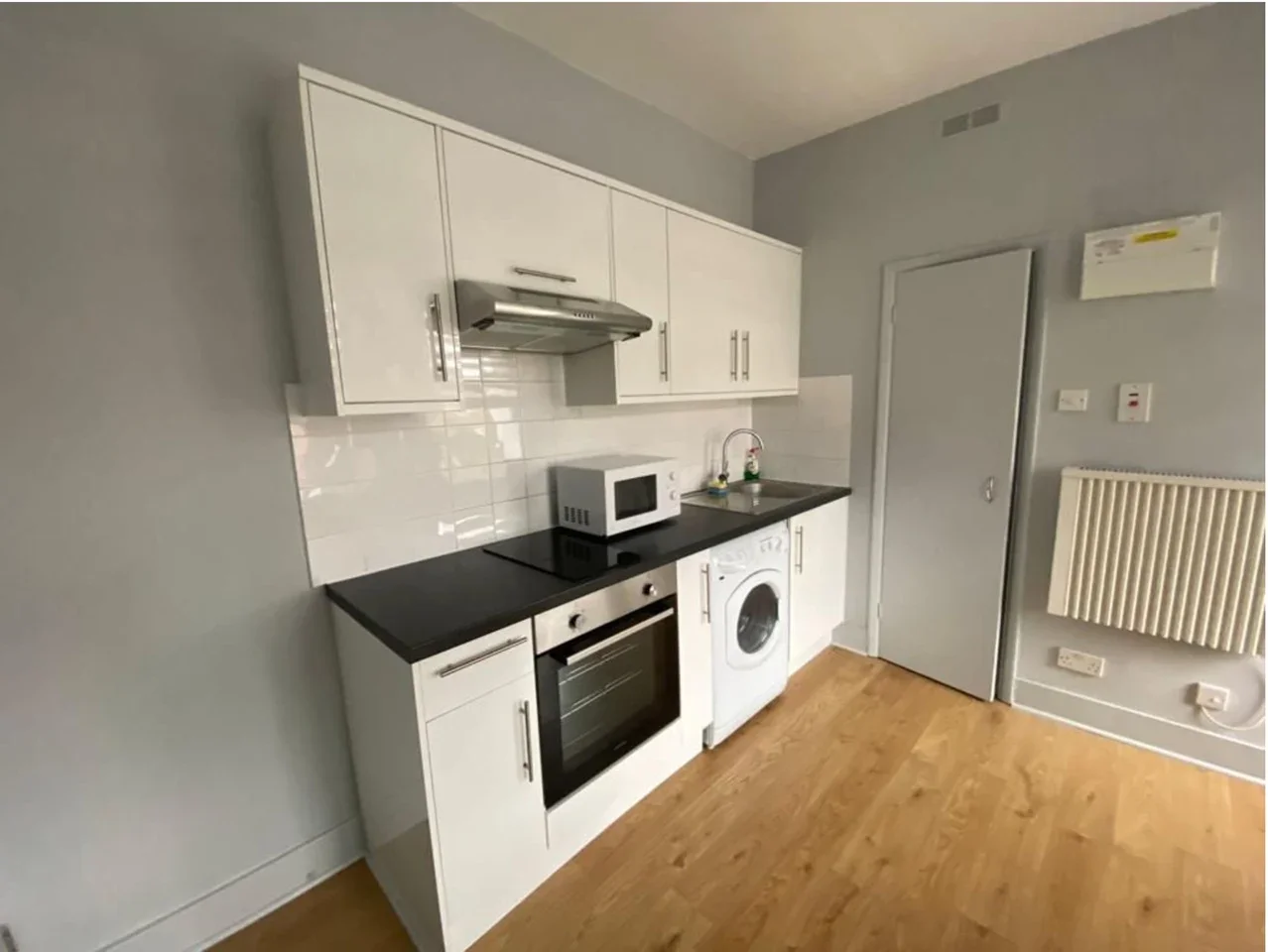 Flat Glendale Avenue in Greater London