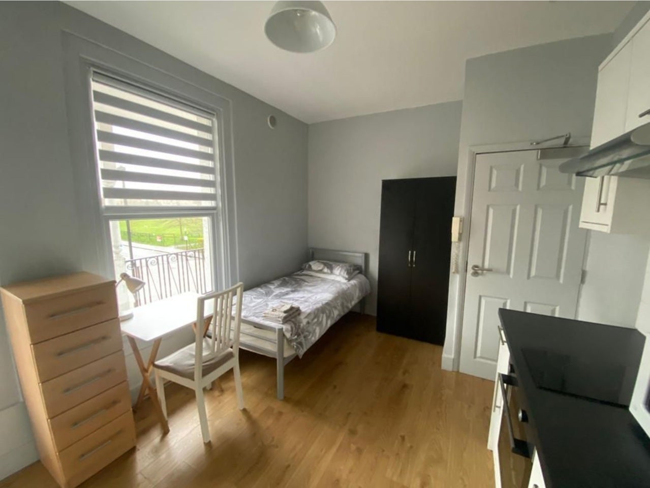 Flat Glendale Avenue in Greater London