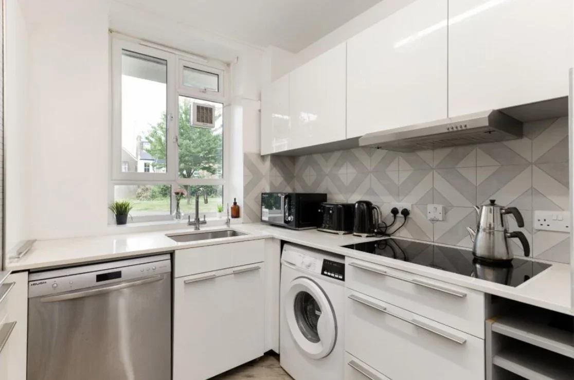 Flat Lancaster Court in Greater London
