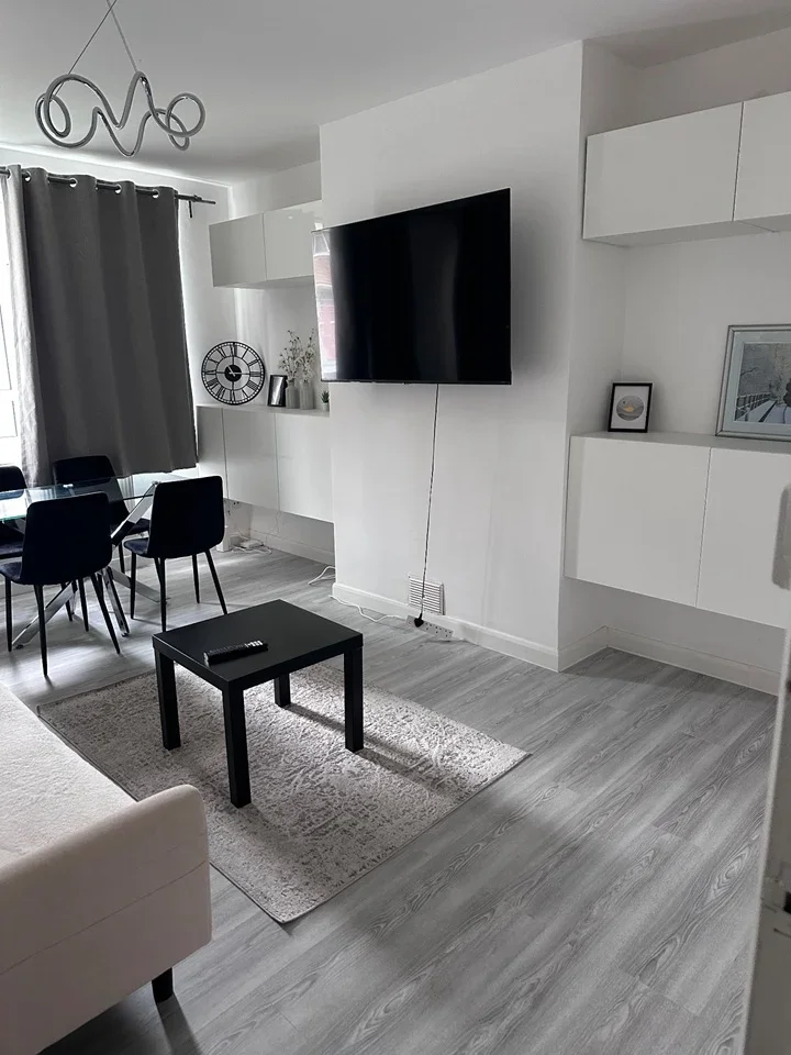 Flat Lancaster Court in Greater London