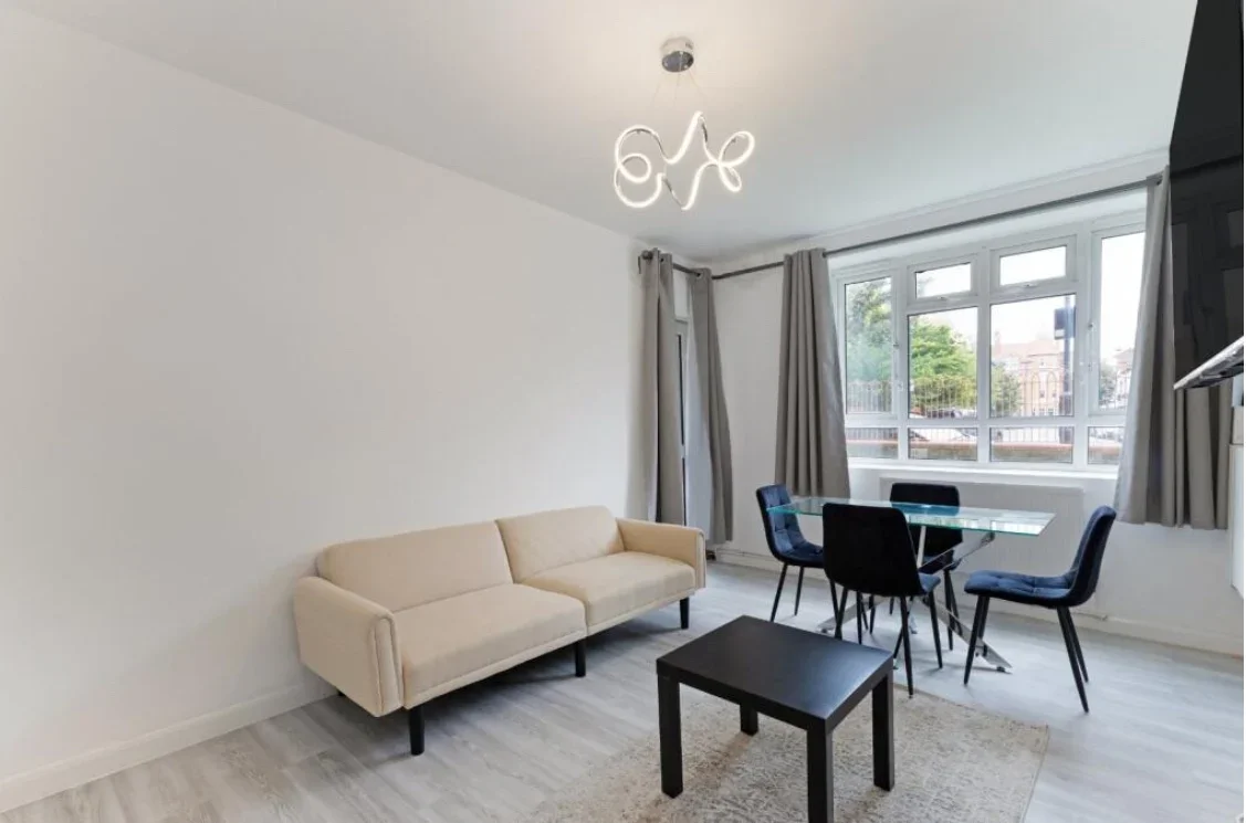 Flat Lancaster Court in Greater London