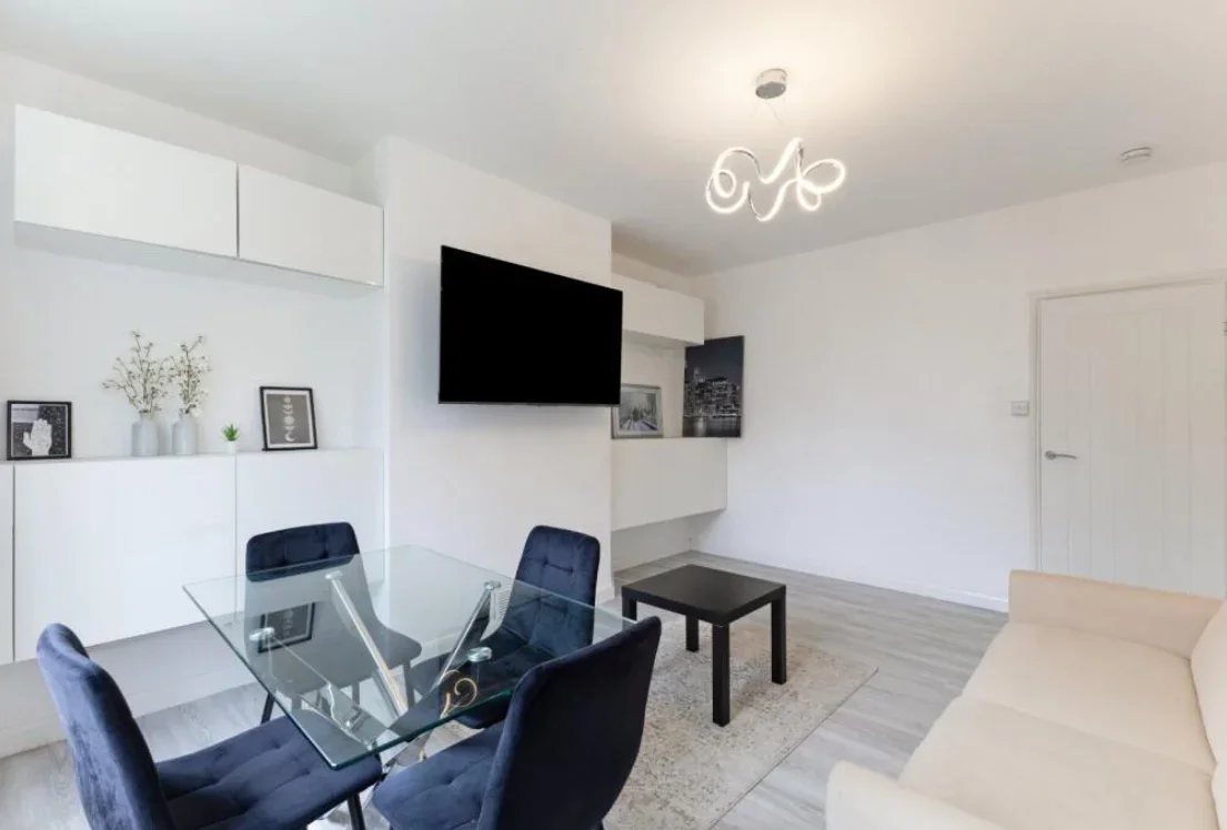 Flat Lancaster Court in Greater London