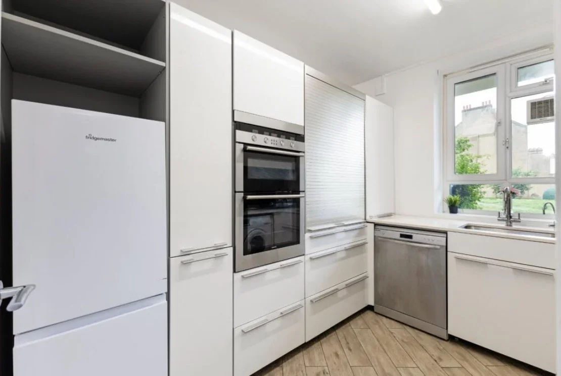 Flat Lancaster Court in Greater London