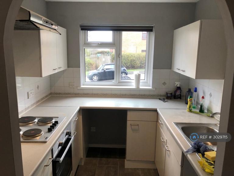 Flat Oakapple Court in Greater London