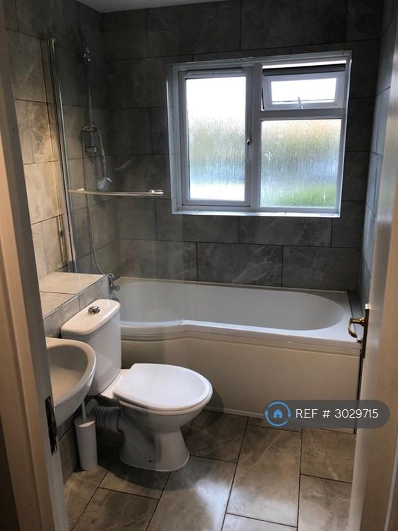 Flat Oakapple Court in Greater London
