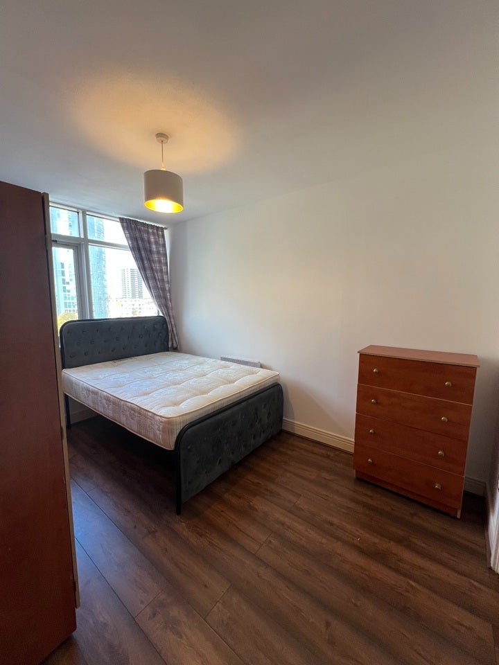 Flat Gerry Raffles Square in Greater London