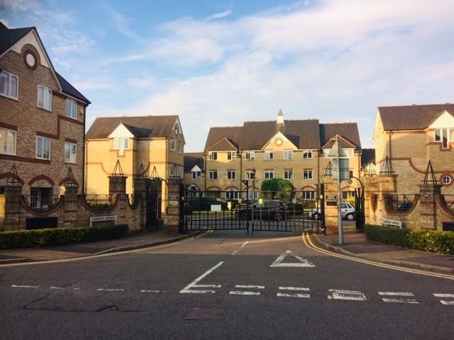 Flat Norbury Avenue in Watford