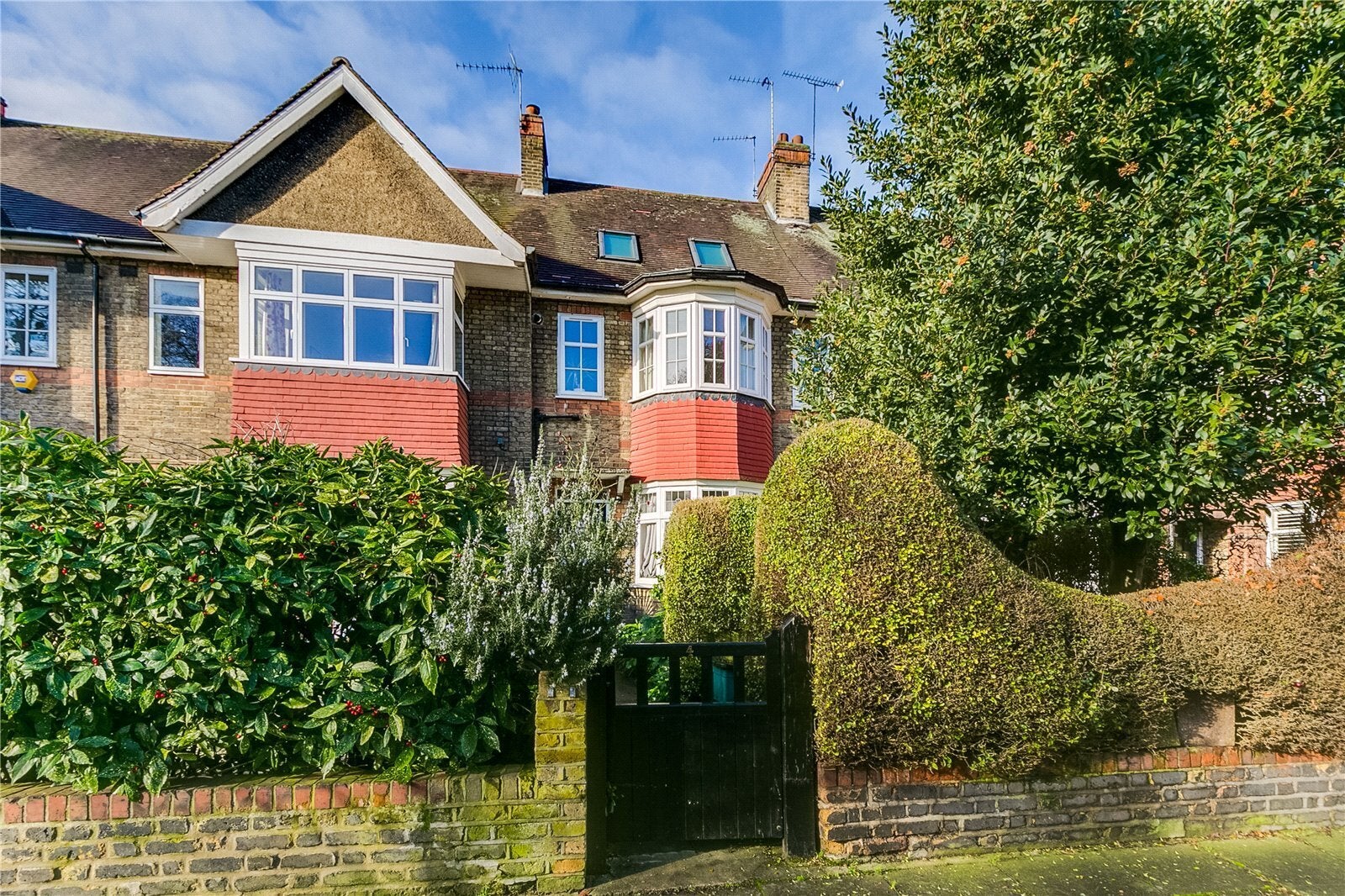 Flat Holmcote Gardens in Greater London