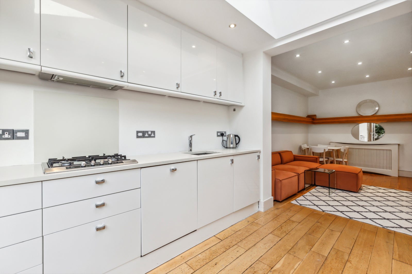 Flat Holmcote Gardens in Greater London