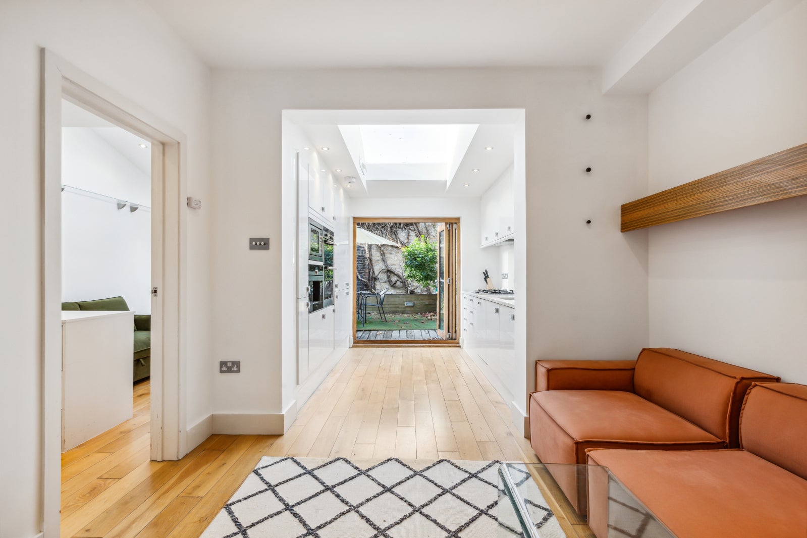 Flat Holmcote Gardens in Greater London