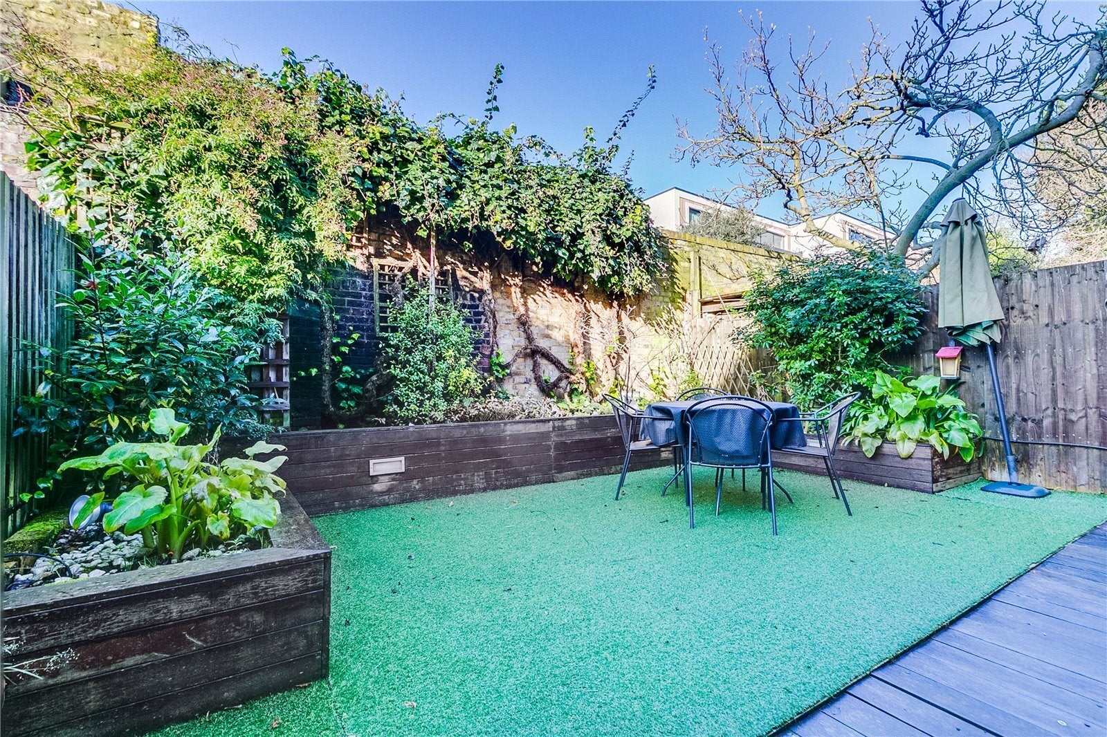 Flat Holmcote Gardens in Greater London