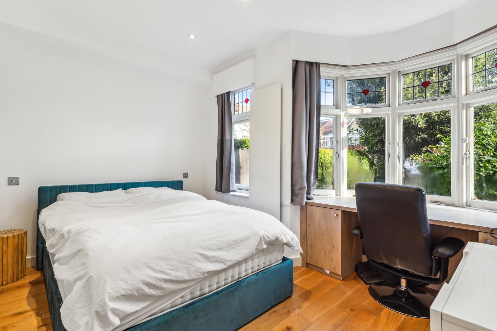 Flat Holmcote Gardens in Greater London