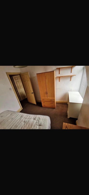 Room Upper Richmond Road West in Greater London