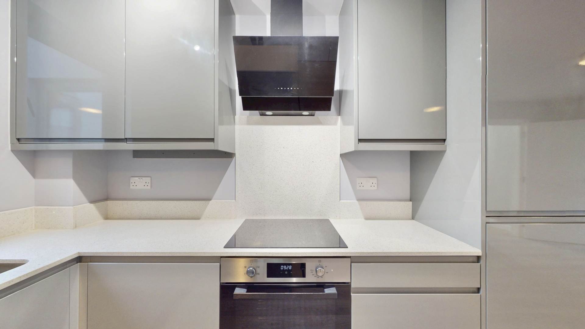 Flat Hanworth Road in Greater London