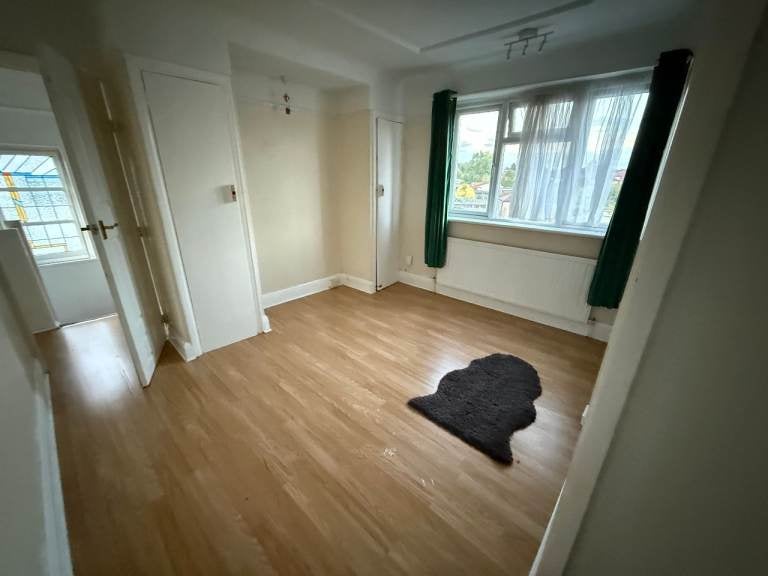 House Bellamy Drive in Greater London