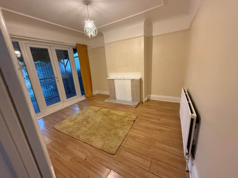 House Bellamy Drive in Greater London