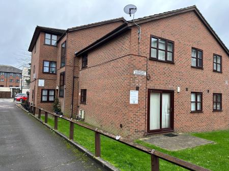 Flat Woodville Grove in Greater London