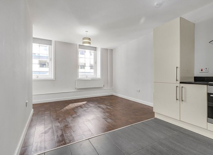 Flat Little Somerset Street in City of London