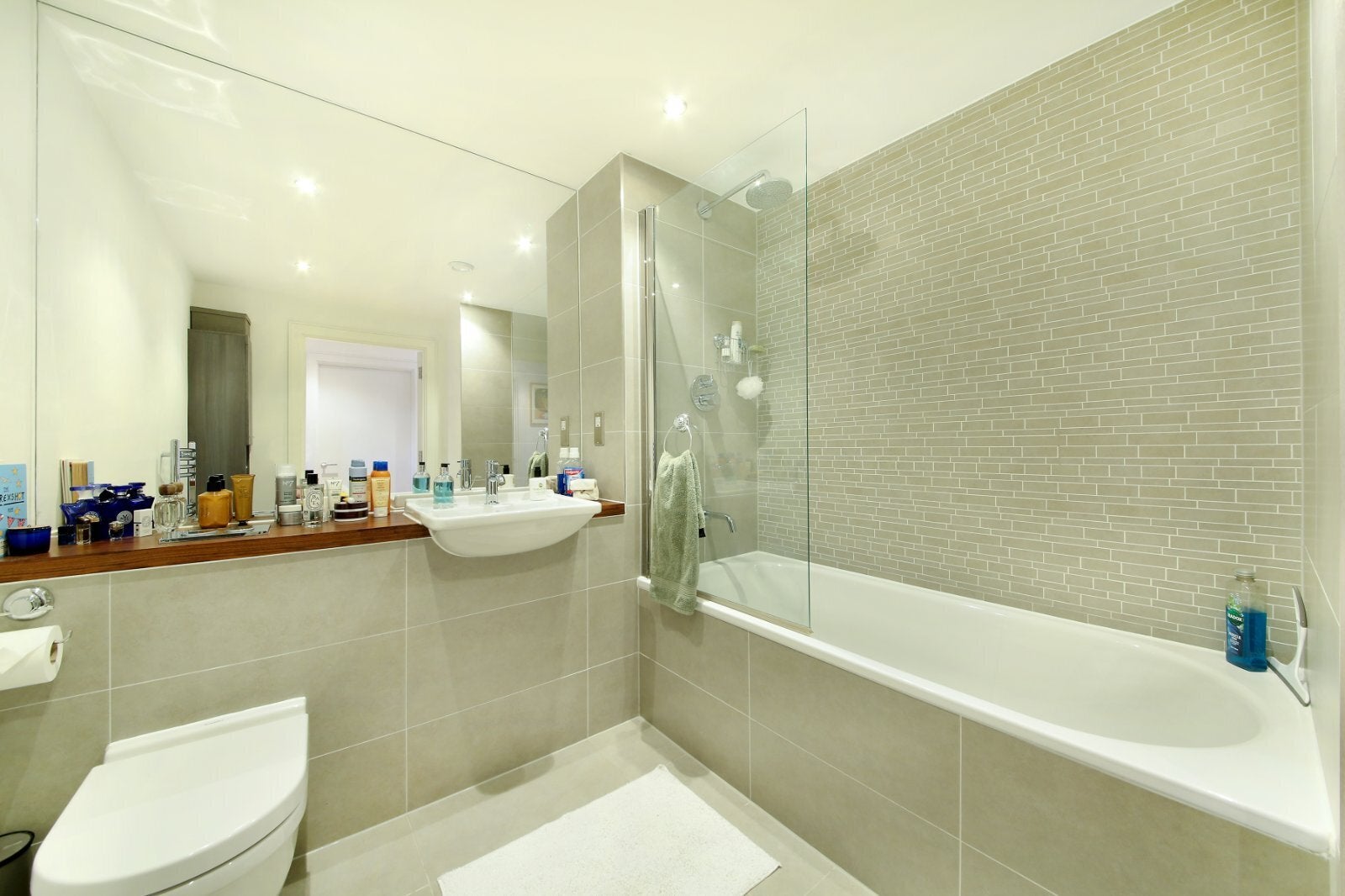 Flat Eythorne Road in Greater London