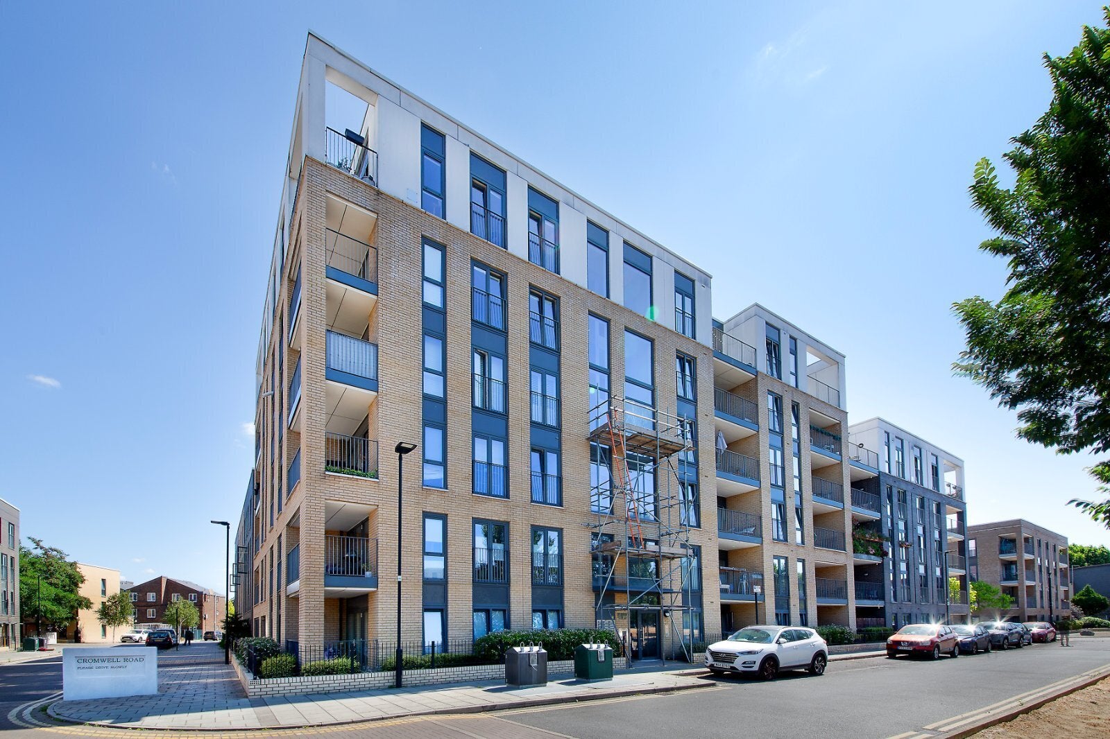 Flat Eythorne Road in Greater London