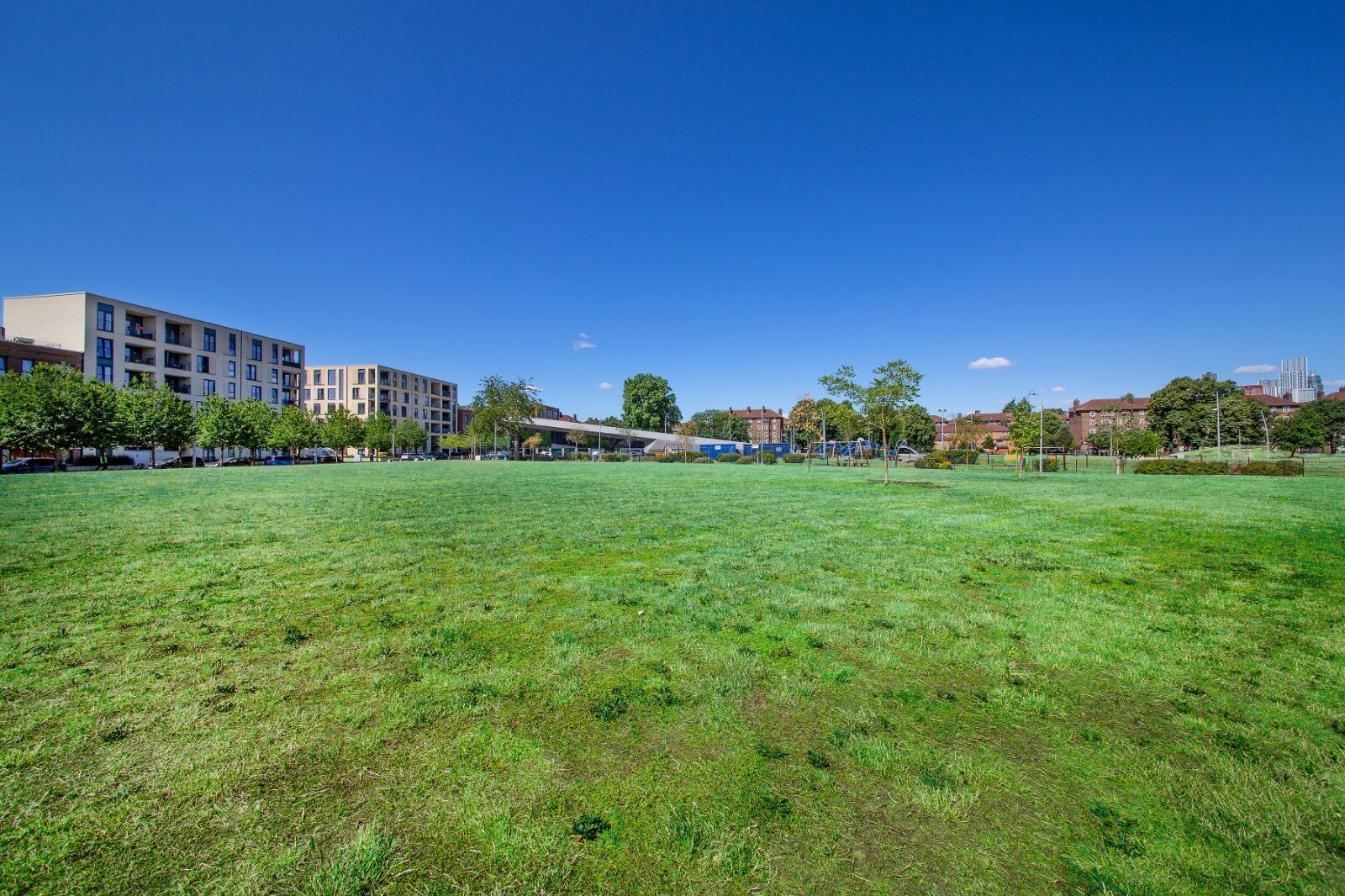 Flat Eythorne Road in Greater London