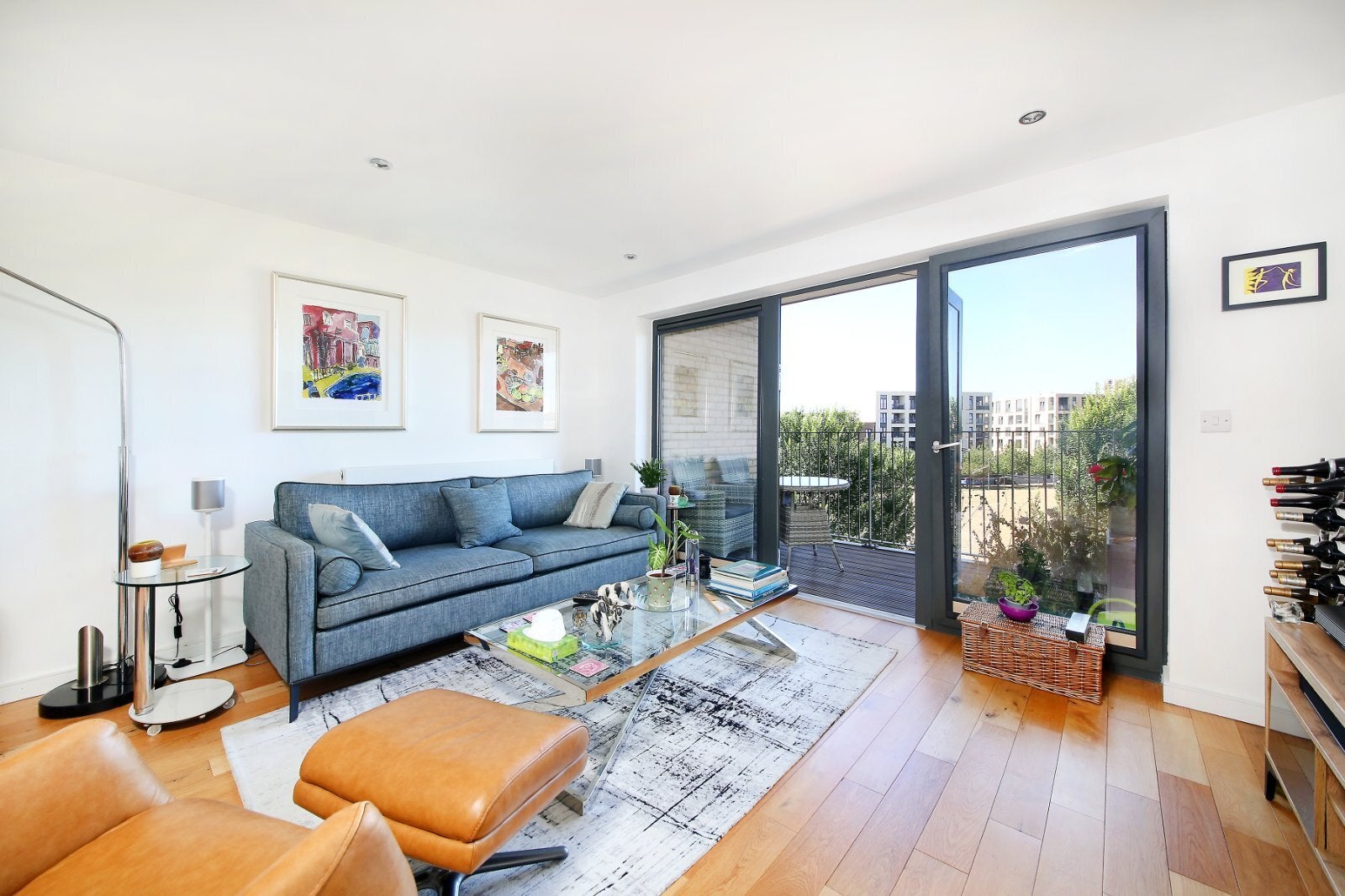 Flat Eythorne Road in Greater London