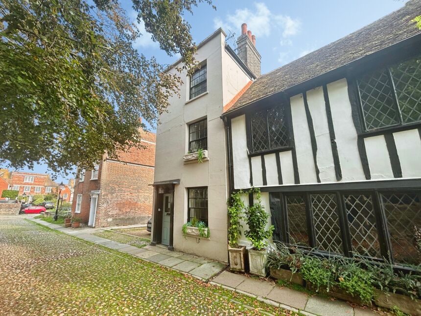 House Church Square in Rother