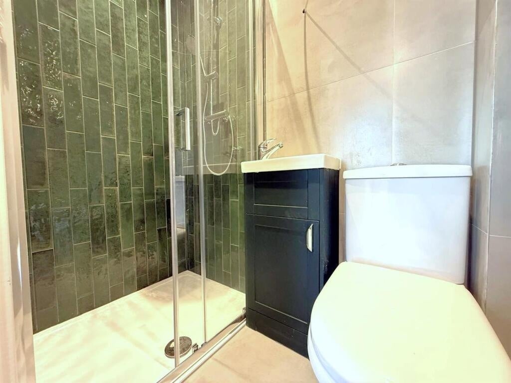 Flat Coombe Lane in Greater London
