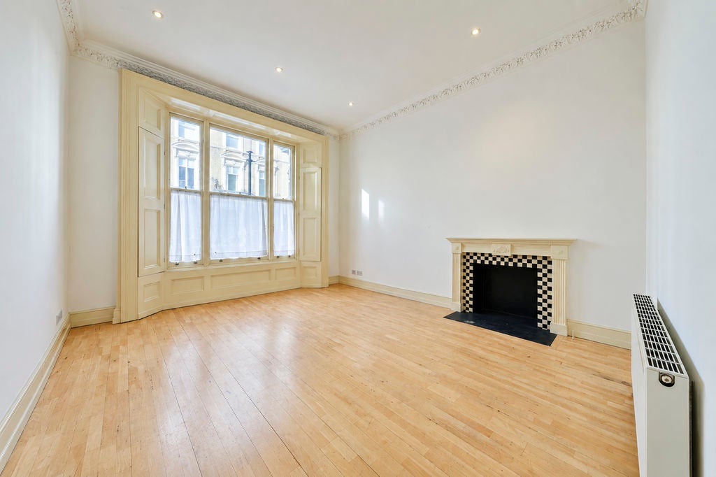 Flat Clanricarde Gardens in Greater London