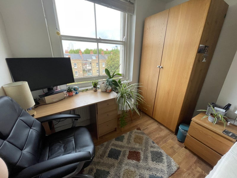 Room Brixton Road in Greater London