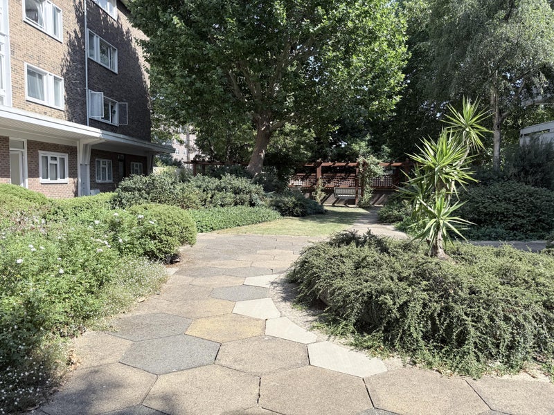 Room Dryden Court in Greater London